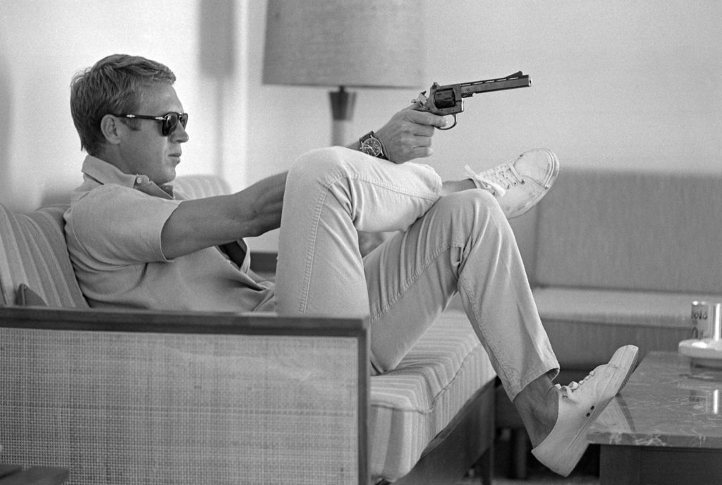 Steve McQueen aims a pistol in his living room. (Photo by Loomis Dean/The LIFE Picture Collection © Meredith Corporation)