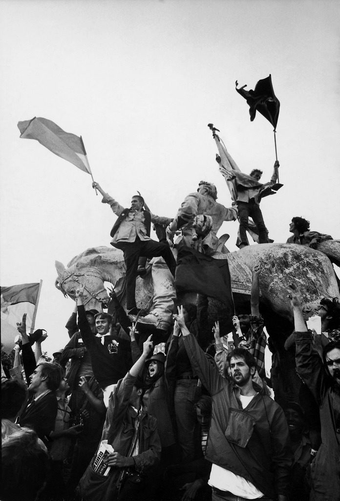 Antiwar demonstrators protesting US involvement in the Vietnam War outside the Democratic National convention. (Photo by Charles Phillips/The LIFE Picture Collection © Meredith Corporation)
