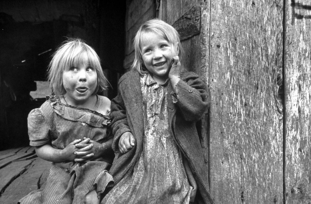 Four year old Flora and her sister Jacqueline Couch in Leslie County, Kentucky, 1949.